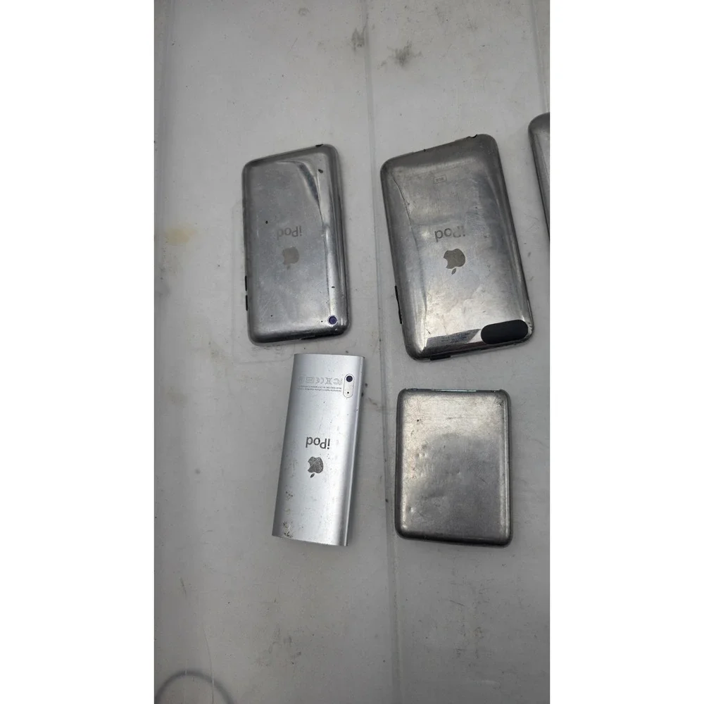 6 iPods, some turn on, some don't, as in the photo.